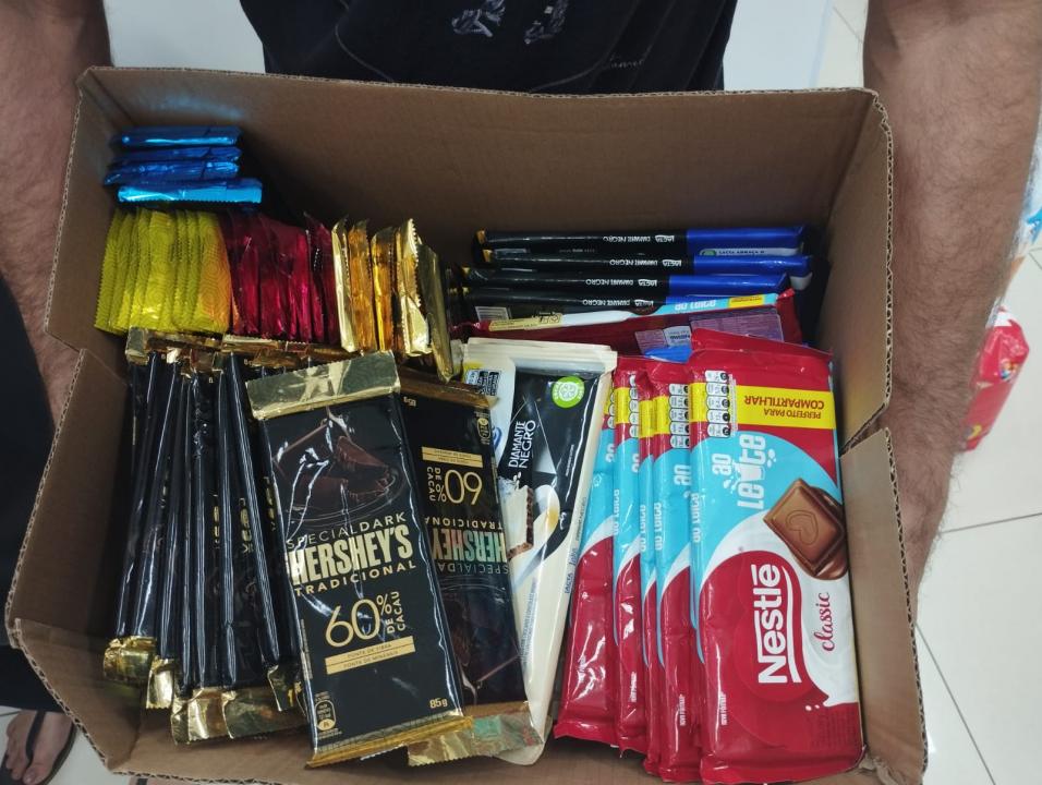Foto 2 de 4 — Trio é preso pela PM após furtarem vários produtos de fármacia na Vila Xavier